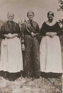 photo of Theresa Gootee, Julia Anna Nolley and unknown Carroll