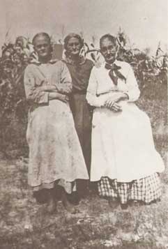 photo of unknown, Julia Anna Rice Nolley and Sarah Amanda Nolley Stuckey